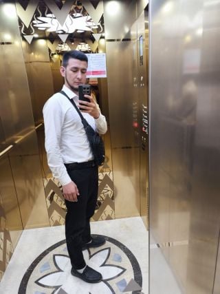 Олардың тобы арық порно жұлдызды трахает