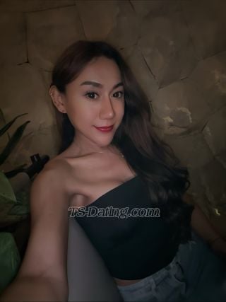 trans girl Aleashafira 6400627