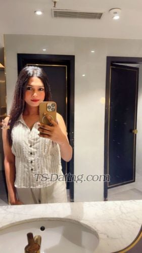 trans girl AluringAhira 6267942