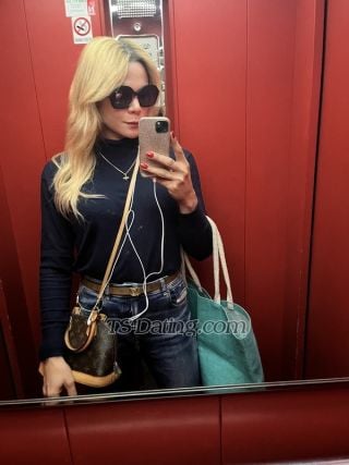 trans girl AnnaBertolli 1285660 trans girl AnnaBertolli 1285660