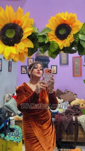 trans girl Anshikaa 9962005