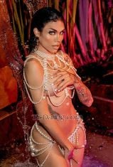 Diamondemmily Praga Transex Hola, soy una mujer trans súper extrovertida, con una mirada profunda y seductora que te dejará sin aliento desde el primer instante.  Me encanta conocer gente nueva y mostrar lo mejor de mí: una simpatía arrolladora, una alegría contagiosa y una personalidad que ilumina cualquier lugar.  Ojos oscuros llenos de misterio, con los que sabré hechizarte mientras compartimos momentos especiales.  Para escapar de la rutina, me fascina viajar y sumergirme en nuevas culturas, explorar rincones exóticos y saborear experiencias únicas.  Por supuesto, una divertida cena en un restaurante con encanto es un plan irresistible… y si la noche termina entre copas, música y baile, ¡el placer está garantizado!  Conmigo vas a disfrutar muchísimo… porque soy pasión, chispa y ternura en una sola mujer.  Vamos a compartir momentos inolvidables que quedarán grabados en tu memoria para siempre. 