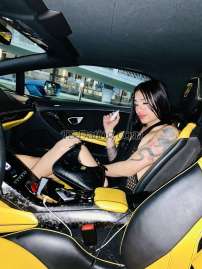 Elena77 Dubai Transex Hallo Liebling, ich bin Elena, ein wunderschönes kolumbianisches Mädchen, das bereit ist, alle deine Fantasien zu erfüllen und nicht zu ruhen, bis sie wahr werden. Meine Haut ist perfekt, mein Arsch ist phänomenal und mein Schwanz ist ein Ort, den du, wie ich weiß, gerne kennenlernen wirst. Zögere nicht, mich zu kontaktieren