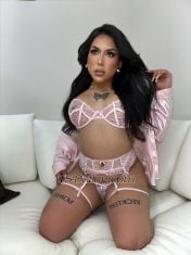 Gigi Johanson Tirana Transex Я горячая, развратная, пышнотелая транс-девушка, готовая к жёсткому, грязному и нецензурному сексу. Мне нравится, когда меня жёстко трахают, используют как шлюху, но я также знаю, как взять под контроль и заставить тебя стонать от моего члена. Я одновременно активна и пассивна: мне нравится глубоко проникать в тебя, и мне нравится раскрываться, чтобы ты мог меня трахнуть. Меня возбуждают извращения, жаркие поцелуи, глубокие минеты и ощущение, как твоё тело потеет вместе со мной, пока мы оба не достигнем полного уничтожения. Если вы ищете интенсивное удовольствие, безлимитный секс и массу извращений, то со мной вы это получите. 💦🔥