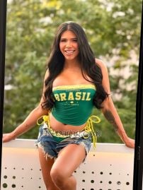 Imolabrazil Corfu Transex Freut mich, Sie kennenzulernen, ich bin Ihre neue Obsession ... Eine Brünette mit intensiven Augen, gefährlichen Kurven und einem Lächeln, das tausend Geheimnisse verbirgt 😉 In diesem Raum für Erwachsene lade ich Sie ein, mit mir ein Universum voller Vergnügen, Verführung und Selbstfindung ohne Tabus zu erkunden 😈 Ich bin lustig, provokativ und rede gern. Ruf mich an, neck mich, fordere mich heraus. Ich bin für dich da. XOXO.