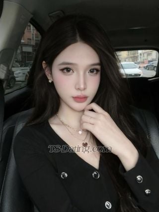 trans girl KaiaGerber 1669083