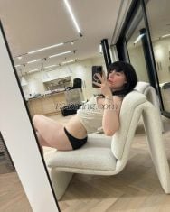 Laylas Laylalas Laylalas Ljubljana Transex Salve signori, Mi chiamo Laylas, sono una bella mora, birichina, felina e dominante. Ti propongo di riceverti nel mio splendido appartamento, dove ti saranno offerti doccia e drink. Ti riceverò in lingerie birichina e tacchi altissimi. Sono molto ben equipaggiata per un mix di GFE e dominazione soft. Con piacere.