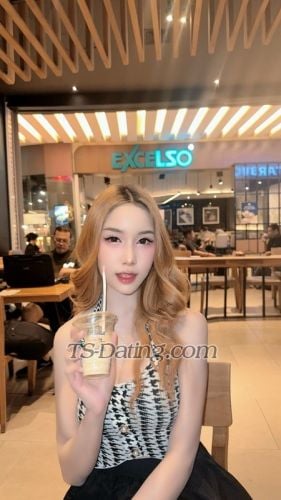 trans girl LillyBloosom 9785523