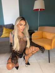 Ts carol br Sofia Transex 🌹 Salut, je suis Carol 🌹 J'ai 22 ans et je suis là pour transformer vos moments en expériences inoubliables. Je suis une personne complète, à la fois active et passive, passionnée, sensuelle et attentionnée. J'aime créer du plaisir à votre rythme, avec intensité et attention. Je propose également des massages relaxants et érotiques qui laisseront votre corps et votre esprit en extase. Et pour pimenter encore plus les choses, je vous accueille avec une boisson spéciale 🍸, créant ainsi l'ambiance d'un moment ludique et inoubliable. Si vous recherchez un compagnon charmant, une passion lente et des souvenirs inoubliables, je suis prêt pour vous. 💋 J'ai des poppers 